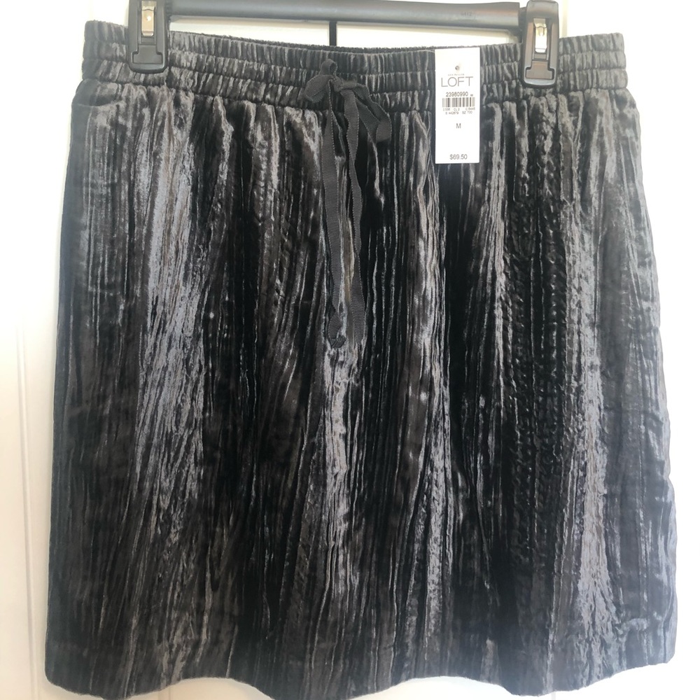 Loft size M skirt velvet with underneath lining. New with tag.